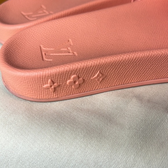 •Louis Vuitton Unisex Slides - Picture 6 of 8